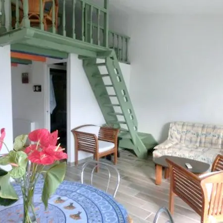 Appartement Studio A Sur Mer A 400 M De La Plage Avec Vue Sur La Mer Terrasse Amenagee Et Wifi